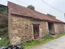 EN EXCLUSIVITE ! Maison en pierre 57m² à restaurer avec grange et garage sur terrain 486m² 29 900 €