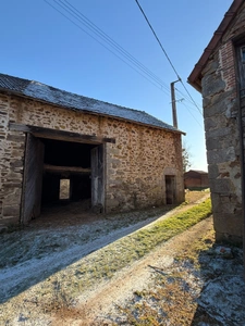 EN EXCLUSIVITE ! Maison en pierre à finir de restaurer, 73m² avec grange sur terrain de 2 200 m²