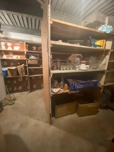 Pavillon surélevé de 135m² sur sous-sol de 90m², 4 chambres, 2 garages, terrain de 630m², 131 500 €