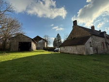 Maison à restaurer de 51m² avec possibilité de 46m² supplémentaire + dépendances sur 3674m² de terrain 37500€