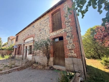 EN EXCLUSIVITE ! Authentique bâtisse en pierre 93m², sur près d'un hectare de terrain bordé par la rivière 79 900 €