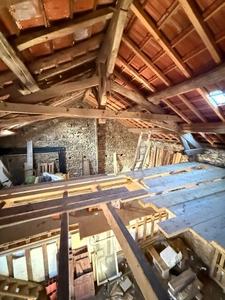 EN EXCLUSIVITE ! Maison en pierre de 115m2 + dépendances sur 4079m2 de terrain 89 990 €