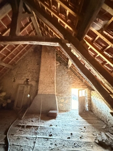 EN EXCLUSIVITE ! Maison en pierre à finir de restaurer, 73m² avec grange sur terrain de 2 200 m²