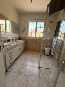 Pavillon sur sous sol de 170m², 5 chambres, piscine sur terrain de 2000m² 197 000 €