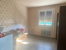 Pavillon surélevé de 135m² sur sous-sol de 90m², 4 chambres, 2 garages, terrain de 630m², 131 500 €