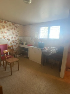 Pavillon surélevé de 135m² sur sous-sol de 90m², 4 chambres, 2 garages, terrain de 630m², 131 500 €