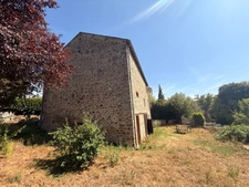 EN EXCLUSIVITE ! Authentique bâtisse en pierre 93m², sur près d'un hectare de terrain bordé par la rivière 79 900 €