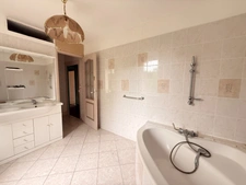 Propriété de caractère 284m² habitable, 5 chambres, annexe + grange sur terrain de 6885m² 197 000 €