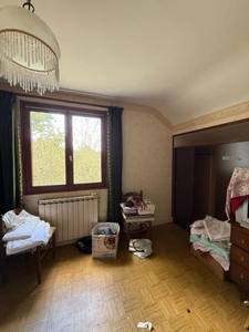 Pavillon sur sous sol, 118m², 3 chambres avec véranda sur 2721m² de terrain 128 000 €
