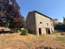 EN EXCLUSIVITE ! Authentique bâtisse en pierre 93m², sur près d'un hectare de terrain bordé par la rivière 79 900 €