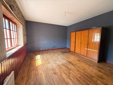 EN EXCLUSIVITE ! Authentique bâtisse en pierre 93m², sur près d'un hectare de terrain bordé par la rivière 79 900 €