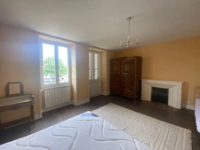 Demeure de 284m², 11 pièces, 7 chambres avec 600m² de dépendances, terrain de 2200m² 211 000 €