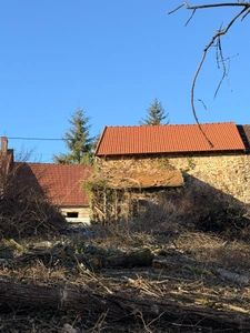 EN EXCLUSIVITE ! Maison en pierre à finir de restaurer, 73m² avec grange sur terrain de 2 200 m²