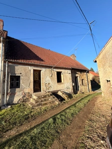 EN EXCLUSIVITE ! Maison en pierre à finir de restaurer, 73m² avec grange sur terrain de 2 200 m²
