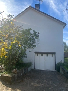 Pavillon surélevé de 135m² sur sous-sol de 90m², 4 chambres, 2 garages, terrain de 630m², 131 500 €
