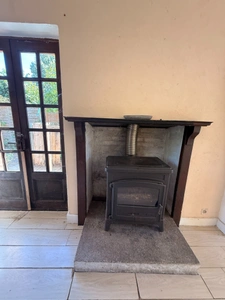 EN EXCLUSIVITE ! Authentique bâtisse en pierre 93m², sur près d'un hectare de terrain bordé par la rivière 79 900 €