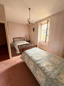 Maison en pierre, 65m², 2 chambres avec garage et dépendance, 29 500 €