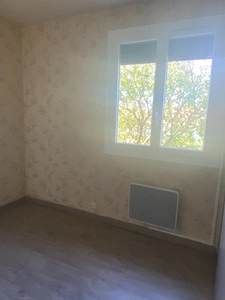 Pavillon surélevé de 135m² sur sous-sol de 90m², 4 chambres, 2 garages, terrain de 630m², 131 500 €