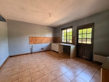 EN EXCLUSIVITE ! Authentique bâtisse en pierre 93m², sur près d'un hectare de terrain bordé par la rivière 79 900 €