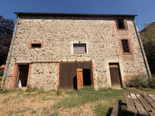 EN EXCLUSIVITE ! Authentique bâtisse en pierre 93m², sur près d'un hectare de terrain bordé par la rivière 79 900 €