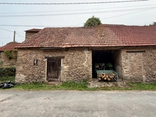 EN EXCLUSIVITE ! Maison en pierre 57m² à restaurer avec grange et garage sur terrain 486m² 29 900 €