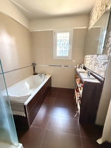 Pavillon de 68m² 2 chambres avec vue exceptionnelle sur vallée et chateau de Puyguillon 2998m² de terrain 117 500€