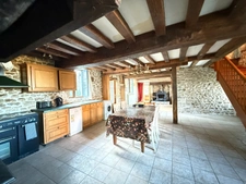 BELLE OPPORTUNITE ! Maison en pierre de 165m², pleine de charme, 4 chambres, Cour intérieure de 379m² 93 000 €