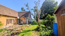 Maison en pierre avec grange et jardin arboré – Vue campagne