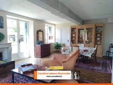 Ensemble immobilier de 325m² avec dépendances, garages et cour paysagée