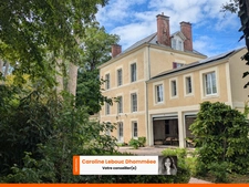 Demeure bourgeoise restaurée avec parc paysager et maison d'amis en centre-ville de Mamers