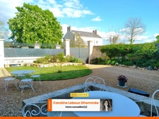 Ensemble immobilier de 325m² avec dépendances, garages et cour paysagée
