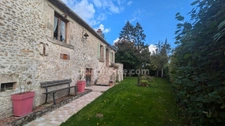 Logis du 16ème siècle dépendances et jardin 4000m²