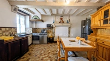 Maison en pierre avec grange et jardin arboré – Vue campagne