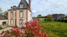 Demeure de charme XIXe (155 m² + 42 m² de combles), carreaux de ciment, parquets point de Hongrie et jardin plein Sud — Bellême