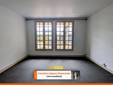 Ensemble immobilier de 325m² avec dépendances, garages et cour paysagée