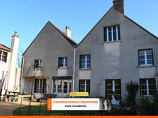 Ensemble immobilier de 325m² avec dépendances, garages et cour paysagée
