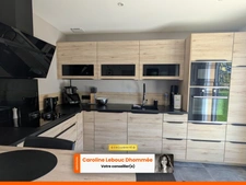 Maison contemporaine rénovée avec sous-sol complet – Prestations de qualité 
