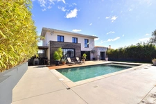 MAISON CONTEMPORAINE DE 5 CHAMBRES AVEC PISCINE ET PIÈCE DE LOISIRS