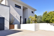 MAISON CONTEMPORAINE DE 5 CHAMBRES AVEC PISCINE ET PIÈCE DE LOISIRS
