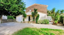 Belle maison rénovée de 6 pièces avec garage véranda et piscine