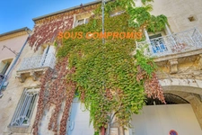 MAISON DE VILLAGE DE 345 M² AVEC JARDIN ET DÉPENDANCES