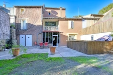 MAISON DE VILLAGE DE 345 M² AVEC JARDIN ET DÉPENDANCES