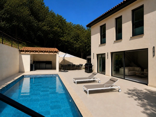 SUPERBE VILLA CONTEMPORAINE DE 5 CHAMBRES AVEC PISCINE SUR SOUS SOL AMENAGEABLE