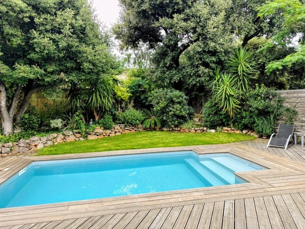 Belle maison rénovée de 6 pièces avec garage véranda et piscine