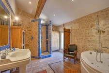 MAISON DE VILLAGE DE 345 M² AVEC JARDIN ET DÉPENDANCES