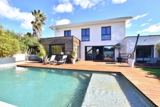 MAISON CONTEMPORAINE DE 5 CHAMBRES AVEC PISCINE ET PIÈCE DE LOISIRS