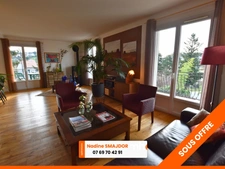 Secteur Bois d'Avaize/Montplaisir,beau T5 de 103 m²,situé dans une maison d'architecte implantée sur plus de 1000 m² de terrain.