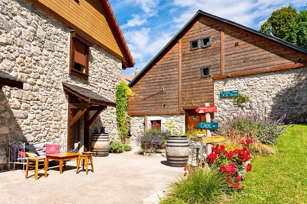 Dpt Haute Savoie (74), à vendre THOLLON-LES-MEMISES MAISON-GÎTE COEUR DE STATION 