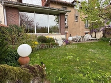 Maison familiale lumineuse avec grande pièce de vie, terrasse et fort potentiel à Étain!