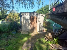 A Vierzon dans le cher Maison élevé sur sous sol  sur un teerain clos et arboré. 92 000 Euros FAI.